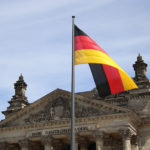 Bundestag mit deutscher Flagge