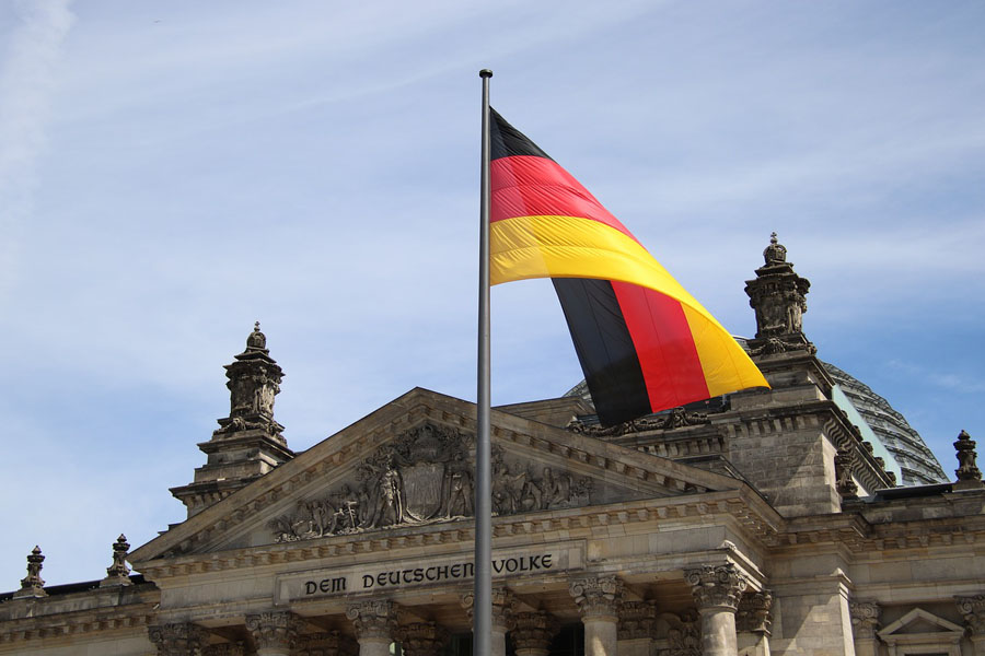 Bundestag mit deutscher Flagge