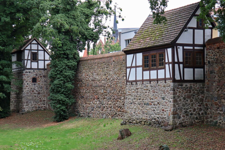 Neubrandenburg - Stadtmauer mit Wiekhäusern