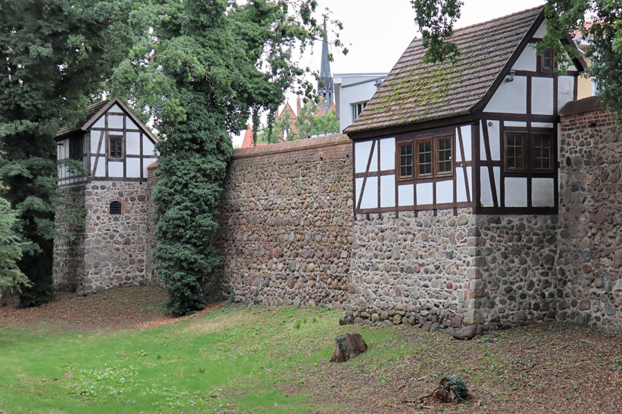 Neubrandenburg - Stadtmauer mit Wiekhäusern