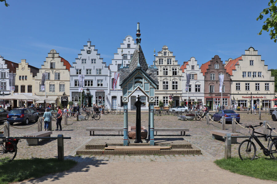 Friedrichstadt - Marktplatz mit Pumpenhäuschen