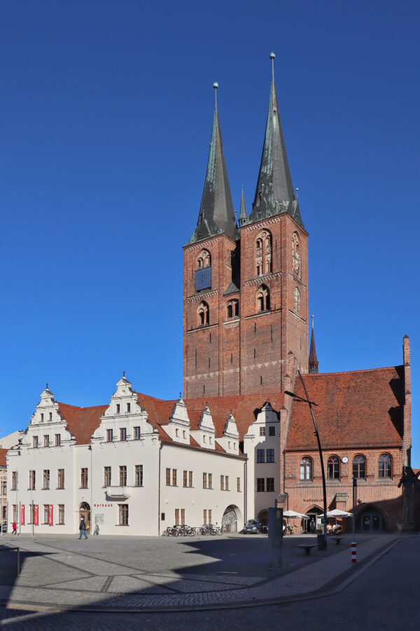 Stendal - Marktplatz mit Rathaus und Marienkirche