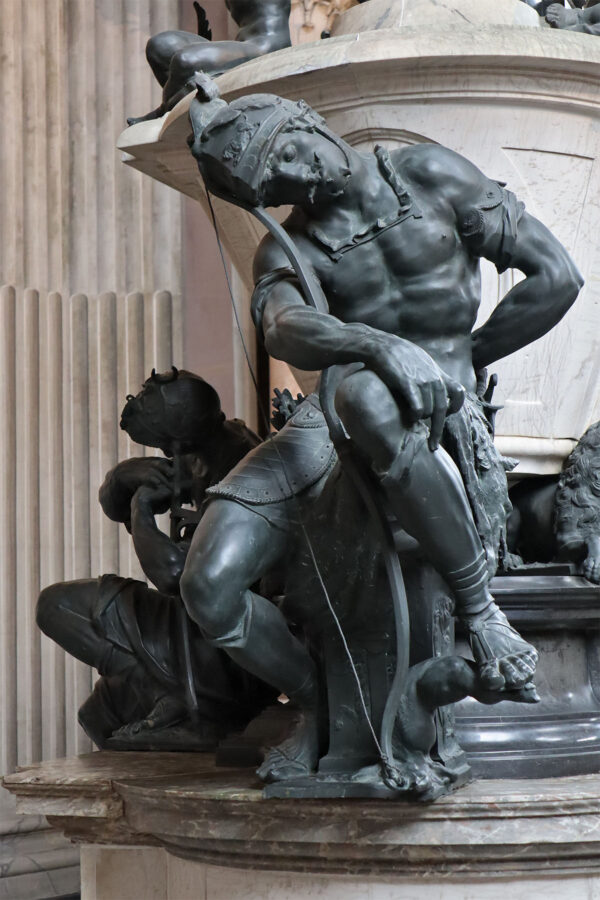 Stadthagen - Sarkophag im Mausoleum des Grafen Ernst - Wächterfigur