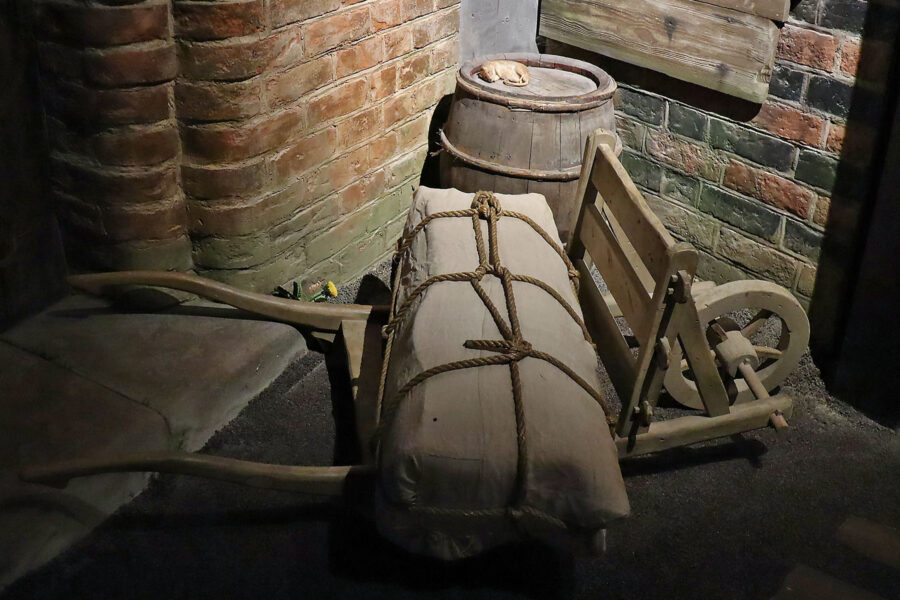 Europäisches Hansemuseum Lübeck - Sackkarre mit Ratte
