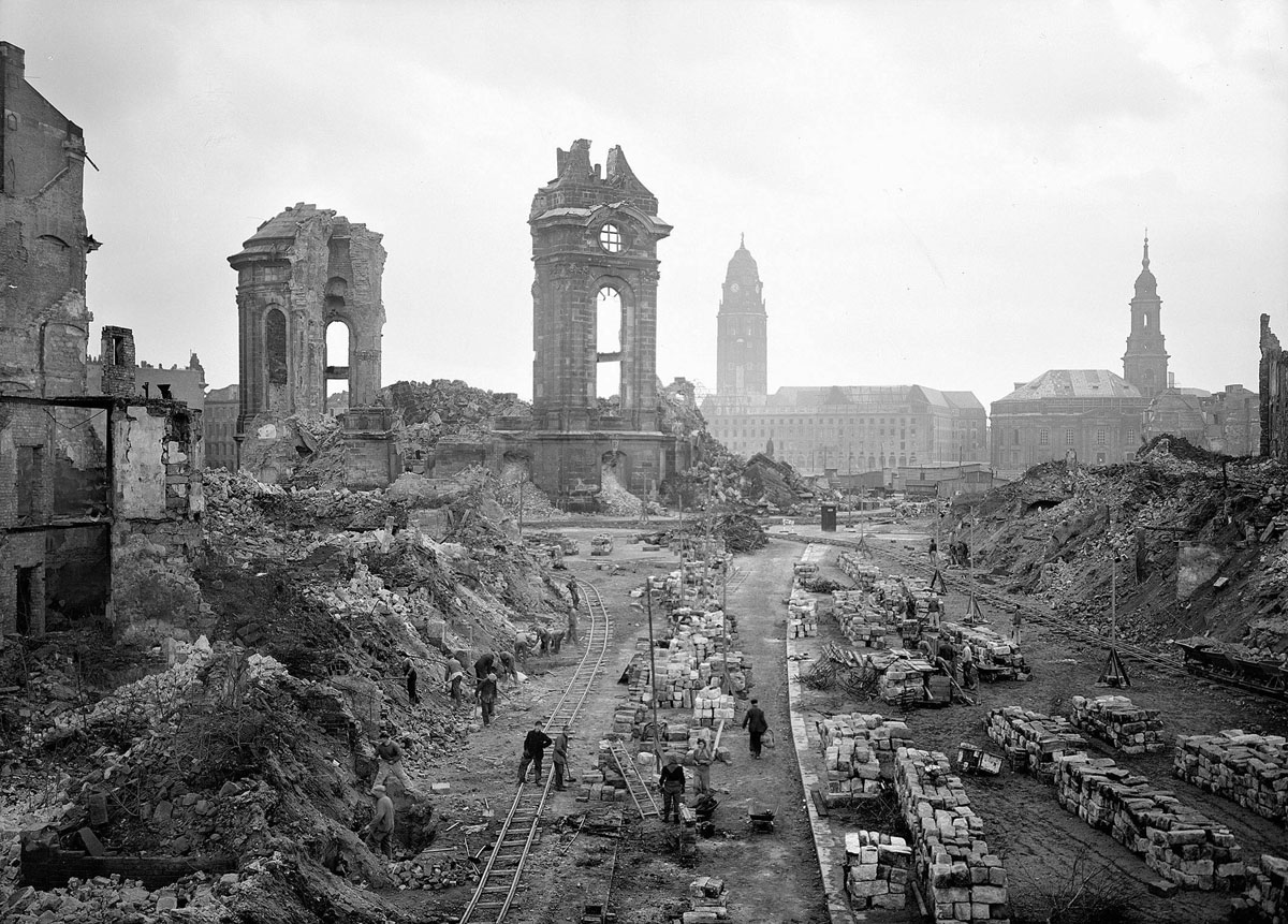 Trümmerbeseitigung am Dresdner Neumarkt 1952