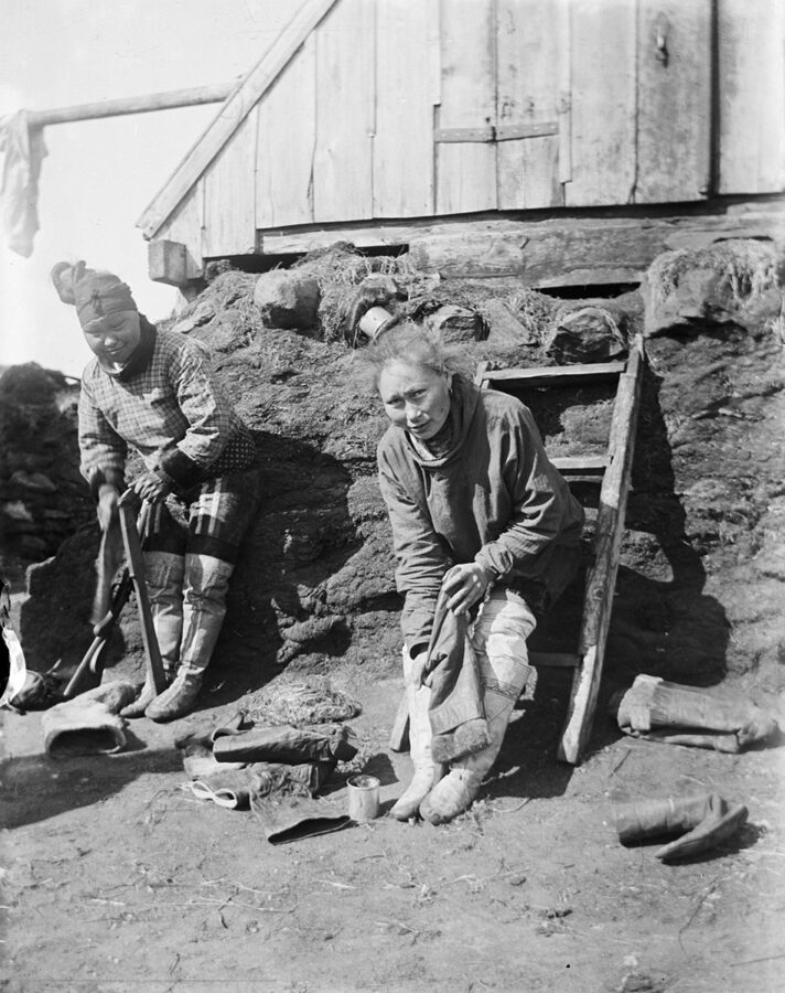 Inuit-Frauen bei der Arbeit