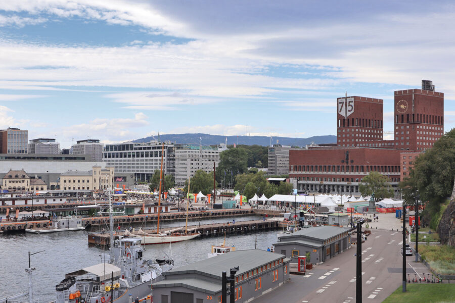 Oslo - Hafen mit Rathaus