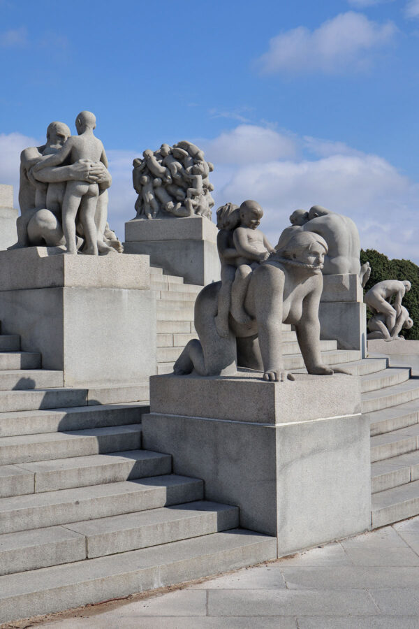 Oslo - Vigeland-Skulpturenpark - Skulpturen am Monolithen