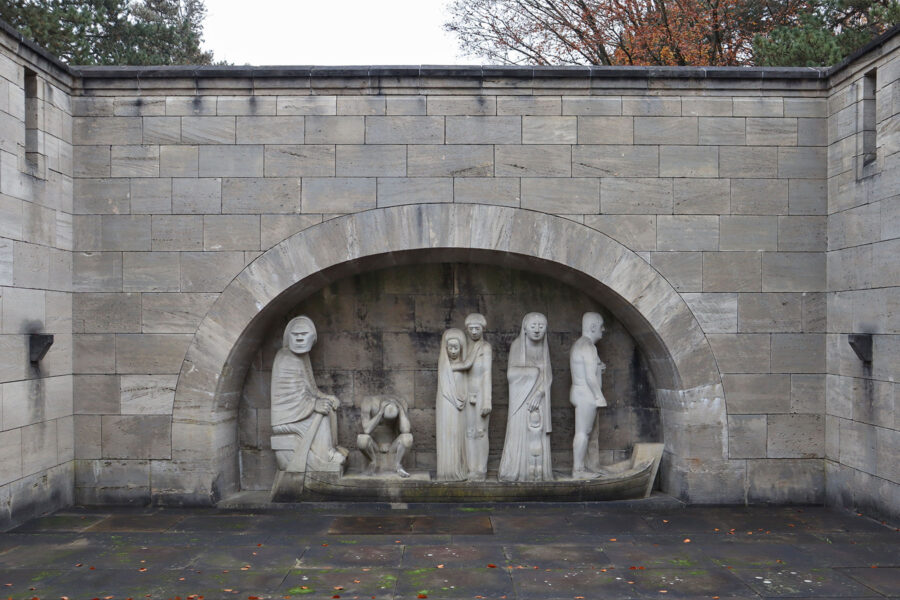Friedhof Ohlsdorf - Mahnmal für Bombenopfer - Fahrt über den Styx