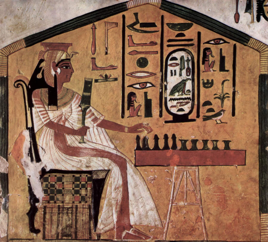 Königin Nefertari beim Senetspiel
